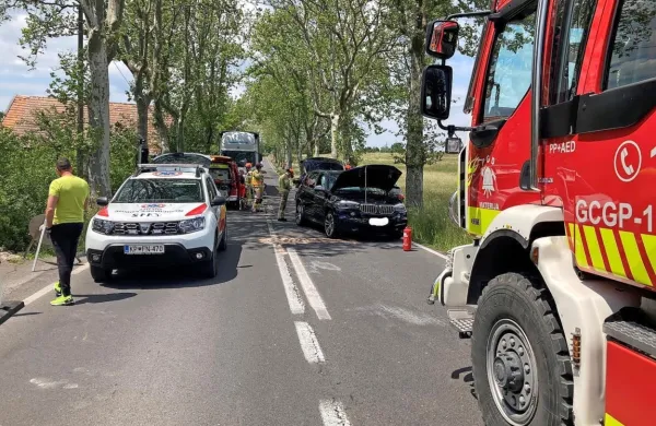 Danes, nekaj minut po 13. uri, sta pri delovni zapori na glavni cesti 
v Materiji trčila voznika osebnih avtomobilov.