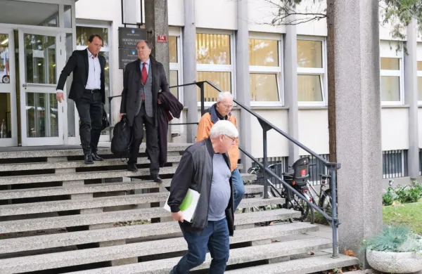 Na  zatožni klopi novogoriškega  okrožnega  sodišča  v zadevi  
smejalni  plin  sodijo  še  trem  od  šestih  obtoženih.  