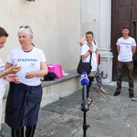 &ldquo;Zahtevamo, da vlada resno vzame plačne krivice, ki ostajajo v visokem &scaron;olstvu&rdquo;