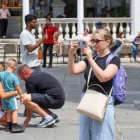 FOTO: Koper poln turistov s potni&scaron;ke ladje