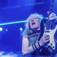 Kitarist Dave Murray se je v distorzirano glasbo zaljubil prek Jimija Hendrixa in njegove skladbe Voodoo Child. 