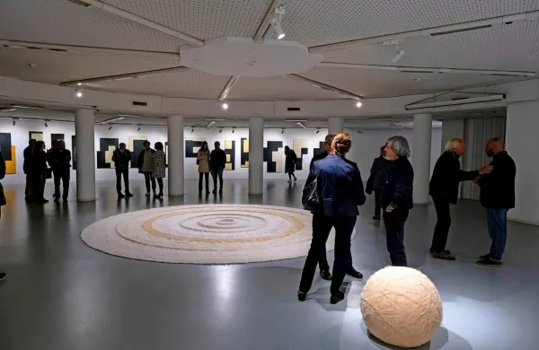 V Mestni galeriji Nova Gorica so na ogled tri raznolike ustvarjalne 
poetike. 