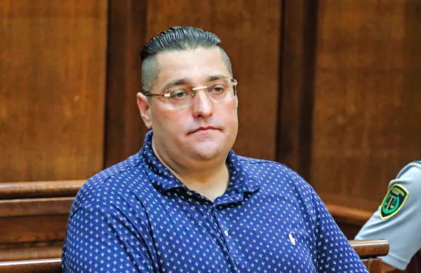 Enisu  Kočanu  je  sodišče  dodelilo  odvetnico  po uradni dolžnosti.