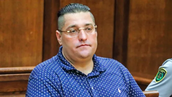 Enisu  Kočanu  je  sodišče  dodelilo  odvetnico  po uradni dolžnosti.