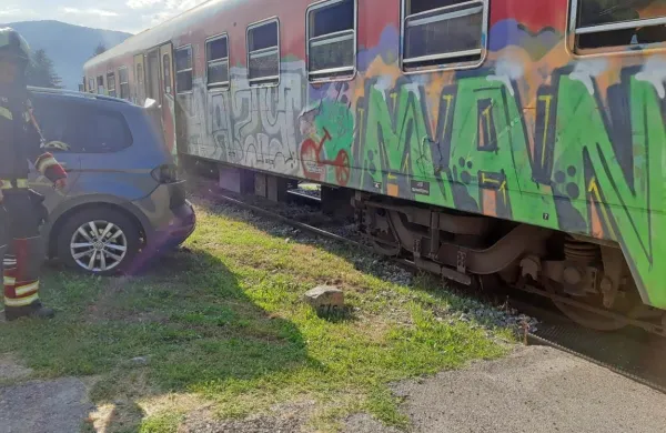 V  nesreči se ni nihče poškodoval, na vozilih je nastala materialna  
škoda.