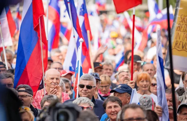 Pavel Rupar, vodja Inštituta 1. oktober, ki je bil organizator 
današnjega shoda, je na družbenih omrežjih javno pozival udeležence, naj se pred odhodom na Trg republike zberejo pred 
stavbo RTVS.