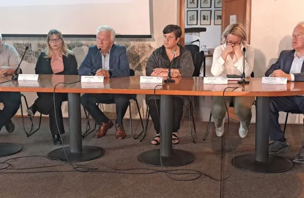 Predstavniki občin in znanstvenih ter gospodarskih ustanov iz 
slovenske in hrvaške Istre so danes v Izoli na posvetu Istra 2030 
govorili o čezmejnem sodelovanju.