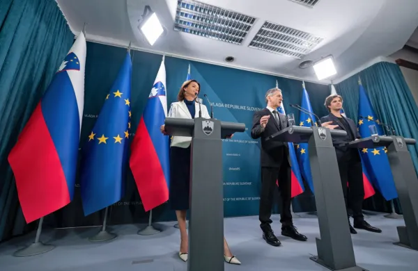 Predsednik vlade Robert Golob ter podpredsednika Tanja Fajon in 
Luka Mesec so ob prvi  obletnici vlade ocenili, da  živimo v normalni 
državi in da nikogar ne puščajo zadaj.