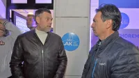 Ivan Hrkman (levo) je na volilni večer, ki je prinesel zmago Andreju 
Koreniki, prihitel v njegov štab v Lucijo in čestital zmagovalcem. 
Na fotografiji v pogovoru s Francem Kraševcem iz Liste Andreja 
Korenike.    