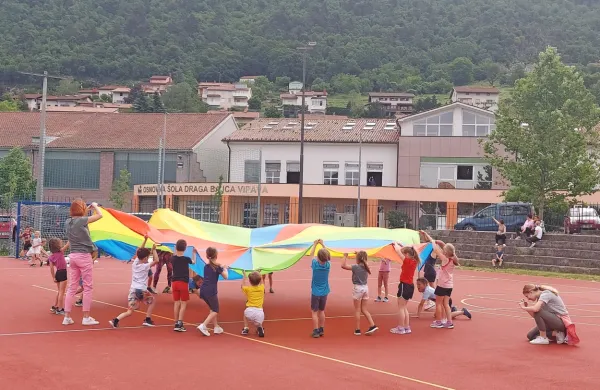  Ob gibalnih in socialnih igrah so se učenci Ciriusa družili z učenci vipavske šole in vrtca. 