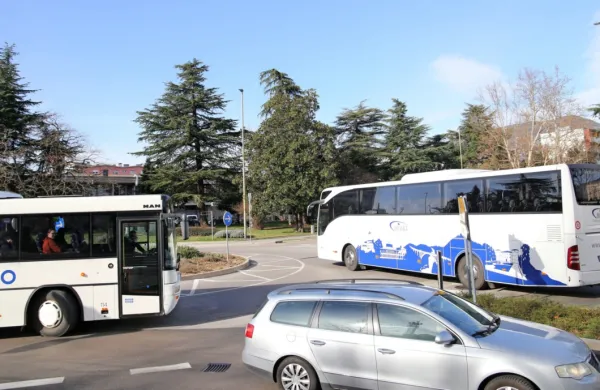Z novo vseslovensko vozovnico je mogoče za 70 evrov mesečno ali 
560 evrov letno uporabljati ves linijski potniški promet v državi z 
izjemo mestnega.