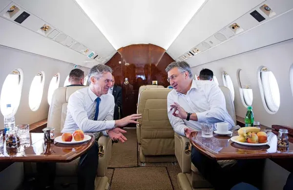 Predsednik vlade Robert Golob in hrvaški kolega Andrej Plenković 
sta  z vladnim letalom falcon skupaj odpotovala v Moldavijo.