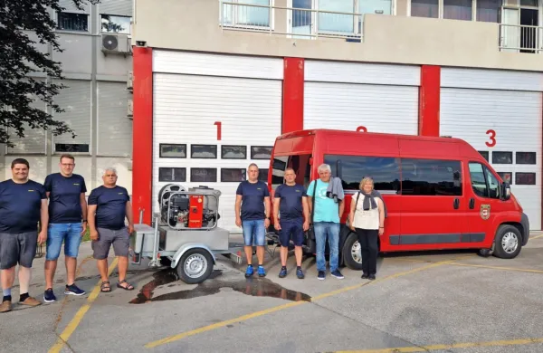 Novogoriški prostovoljni gasilci ter starša pokojnega gasilca so se 
včeraj odpravili na 1173 kilometrov dolgo pot v Berovo.