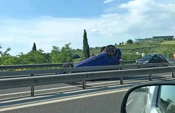 V Izoli se je voznica avtomobila prevrnila na streho.