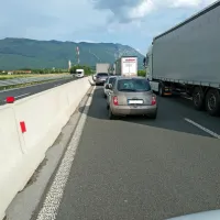 Vipavska hitra cesta je zaradi prometne neseče zaprta med 
priključkoma Ajdovščina in Vipava proti Nanosu. 
