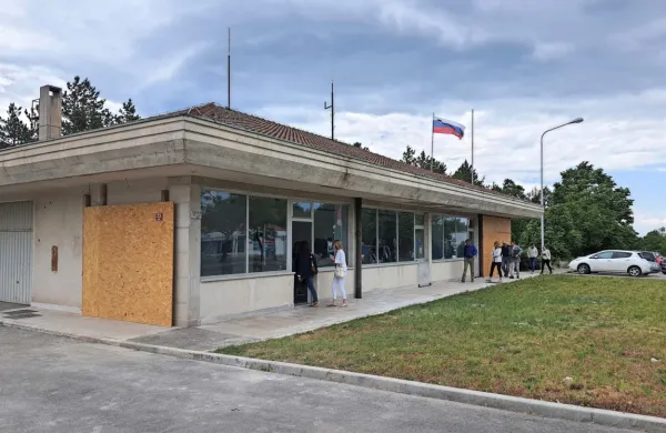 Zapuščena stavba nekdanje mejne policije na mejnem prehodu v Lipici bo vstopna točka v geopark Kras.