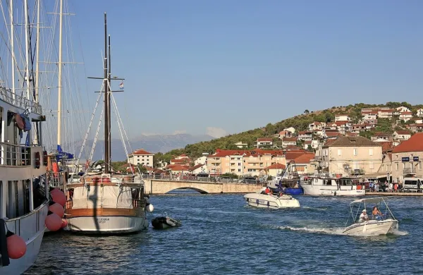 Prvi od treh objektov na Čiovu (na fotografiji), ki jih bodo 
predvidoma odstranili, je hiša v lasti švedskega državljana.