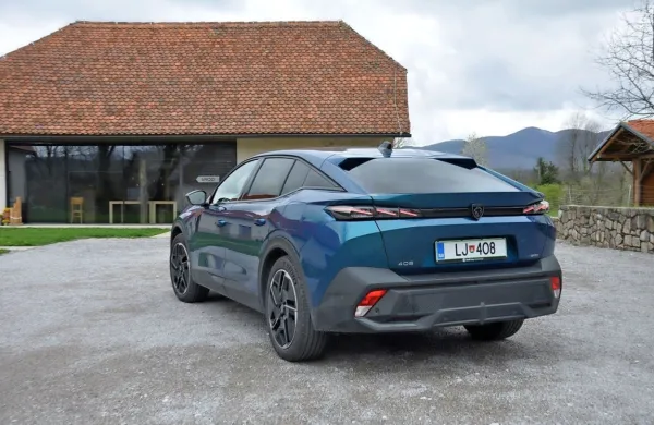 Peugeot 408 je eden tistih redkih avtomobilov, ki v sebi skriva več 
uporabnih adutov.