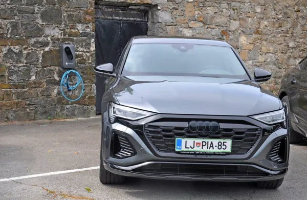 Oblikovno zelo rahlo prenovljen veliki električni Q8 e-tron bo tudi 
v prihodnjih letih na voljo v klasični in sportback izvedbi.