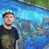 Eden vodilnih grafitarjev   pri nas je Tine Dekorti, ki se predstavlja 
z umetniškim imenom Mortis. Del 50-metrskega zidu nedaleč od 
Rexa je minule dni namenil svoji novi stvaritvi - starodobnemu 
potapljaču. 