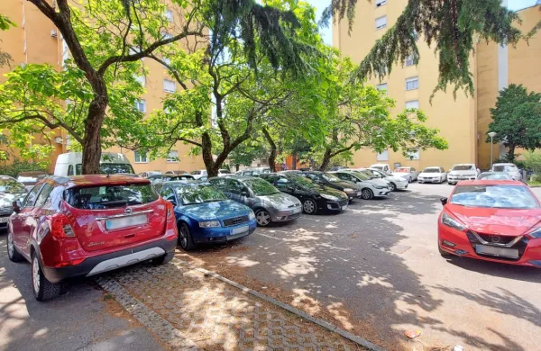 Parkirišč v mestu ni premalo, le neenakomerno so obremenjena. 
Prostor brez potrebe zasedajo tudi kamperji, prikolice ...