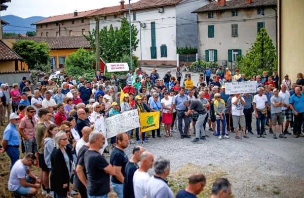 Približno 250 ljudi je danes ob asfaltni bazi  zahtevalo, naj jo  
zaprejo. 