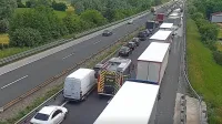 Po reševalnem pasu, po katerem so se prebijali gasilci, so se v 
nasprotni smeri reševali vozniki.