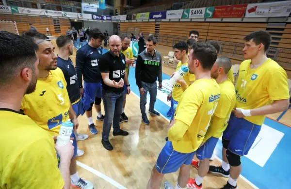 Nejc Poklar (v sredini) je večji del pretekle tekmovalne sezone 
opravljal tudi vlogo glavnega trenerja.