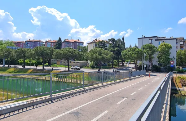 Parkirišča ob blokih v spodnji Semedeli, ki je prek pasarele 
povezana z mestom, so postala tarča iznajdljivih voznikov, ki 
iščejo možnost brezplačnega parkiranja.