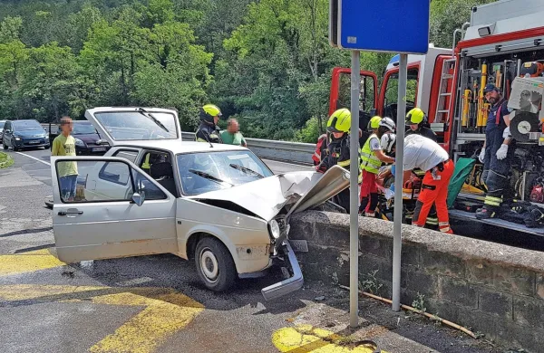 Z avtom trčil v zid in napihal