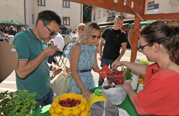 Zaradi navala obiskovalcev in bolj skromne letine, je češenj v 
soboto popoldne ponekod tudi zmanjkalo.