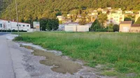Občina bi  zemljišče pri gasilskem domu kupila za parkirišče. 
