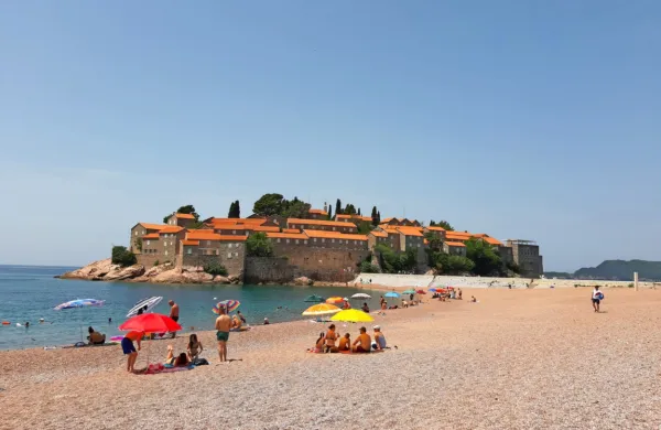 Za črnogorski turizem so   ključni tuji gosti, ki so v letu 2019 
ustvarili 95,5 odstotka vseh turističnih nočitev. 