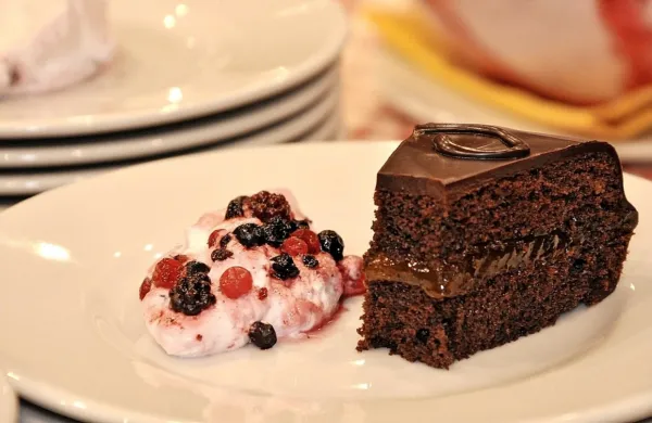 Rezina sacher tortice v novi kavarni Café Sacher stane skoraj devet 
evrov. (Fotografija je simbolična) 