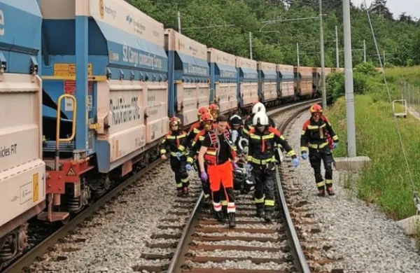 V  nedeljo  zvečer  je vlak  pri  Postojni  trčil  v  15-letnika,  ki je  hodil  po  
železniških  tirih.  