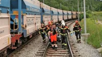 V  nedeljo  zvečer  je vlak  pri  Postojni  trčil  v  15-letnika,  ki je  hodil  po  
železniških  tirih.  