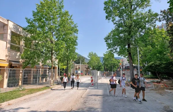 Križišče Cankarjeve in Rejčeve ulice je že dolgo gradbišče, zdaj naj 
bi se hitreje premaknilo.