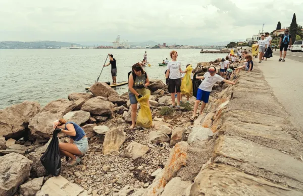 

Poleg čiščenja koprskega obalnega pasu od mestne plaže  do 
občinske meje z Izolo so potapljači poskrbeli tudi za čistejše 
morsko dno, športni navdušenci pa so dobro delo opravili s 
supi.