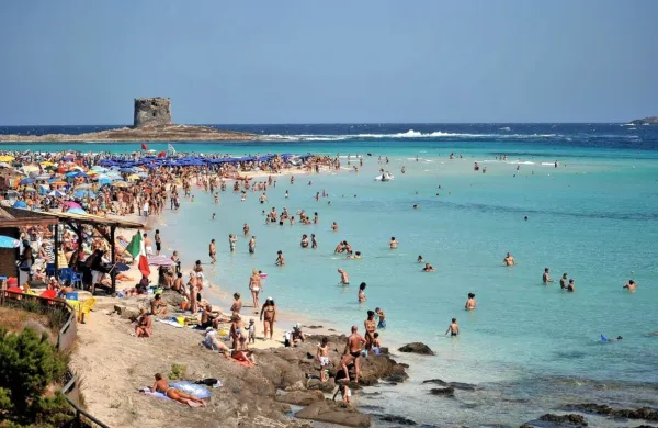 Na plaži La Pelosa na severni obali Sardinije so prepovedali 
brisače, saj se je na njih nabiral pesek.