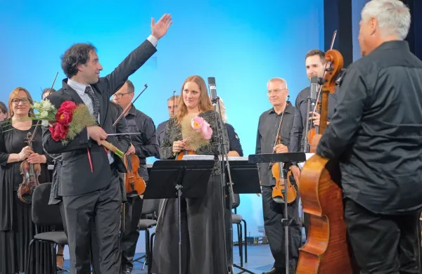Pod dirigentsko taktirko Simona Krečiča je izzvenel že drugi 
jubilejni koncert Obalnega komornega orkestra. 