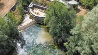 Pogled na izvir reke Rižane julija lani, ko so morali s črpanjem 
podtalnice reševati tudi življenje v rečni strugi. 