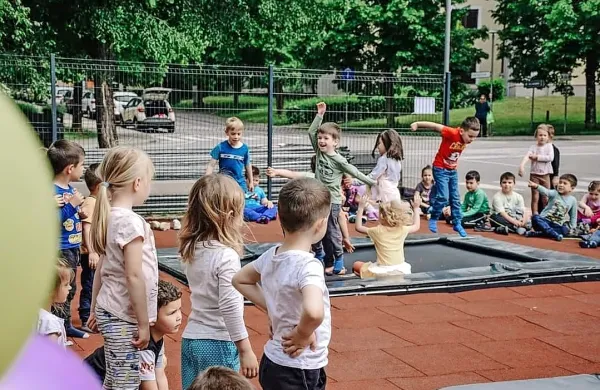 Na ulici Tankovskih brigad so nedavno odprli  novo otroško igrišče 
s  trampolini oziroma prožnimi ponjavami.