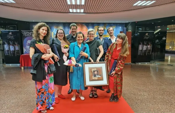 Ansambel predstave 52 hertzov po prejetju nagrade na festivalu 
Sterijino pozorje.