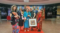 Ansambel predstave 52 hertzov po prejetju nagrade na festivalu 
Sterijino pozorje.