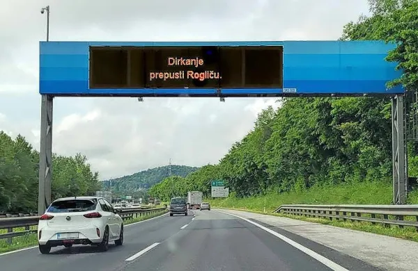 Napis Dirkanje prepusti Rogliču (v angleščini Leave the racing to 
Roglic) je pritegnil pozornost uporabnikov družbenih omrežij in  
nekaterih športnih medijev, tudi v tujini.