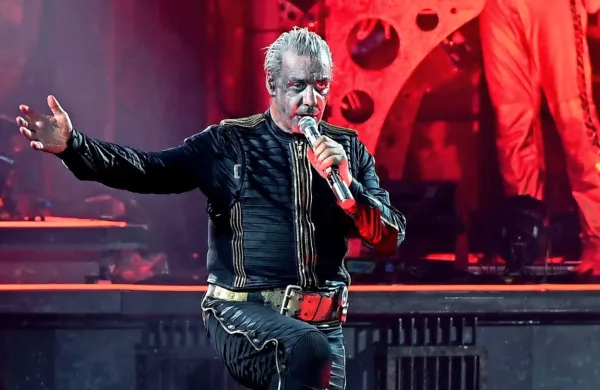 Oboževalka, ki je konec maja obiskala koncert skupine Rammstein 
v Vilniusu, trdi, da jo je 60-letni pevec  Till Lindemann napeljeval v 
spolni odnos, zaradi vrzeli v spominu domneva, da so ji v pijačo 
vmešali mamilo.