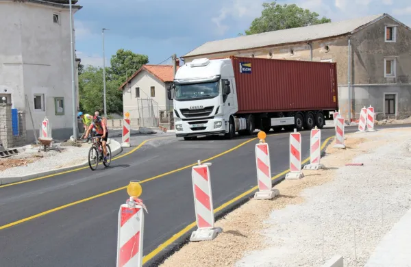 S sprostitvijo dvosmernega prometa v središču Kozine so si oddahnili tako domačini kot vozniki.