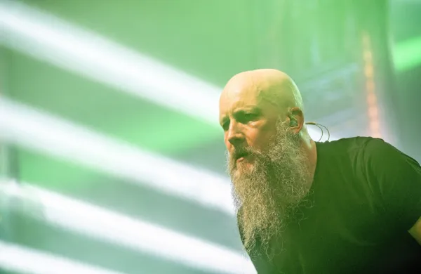 Značilni namrščeni pogled markantnega vokalista Meshuggah 
Jensa Kidman