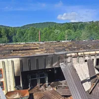 V Idriji zagorelo ostre&scaron;je predelovalnice lesa