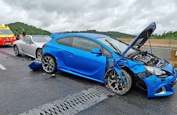 Policisti so  ugotovili, da  je  bila  za  torkovo nesrečo  na  avtocesti  pri  Ravbarkomandi  kriva  neprilagojena  
hitrost.  